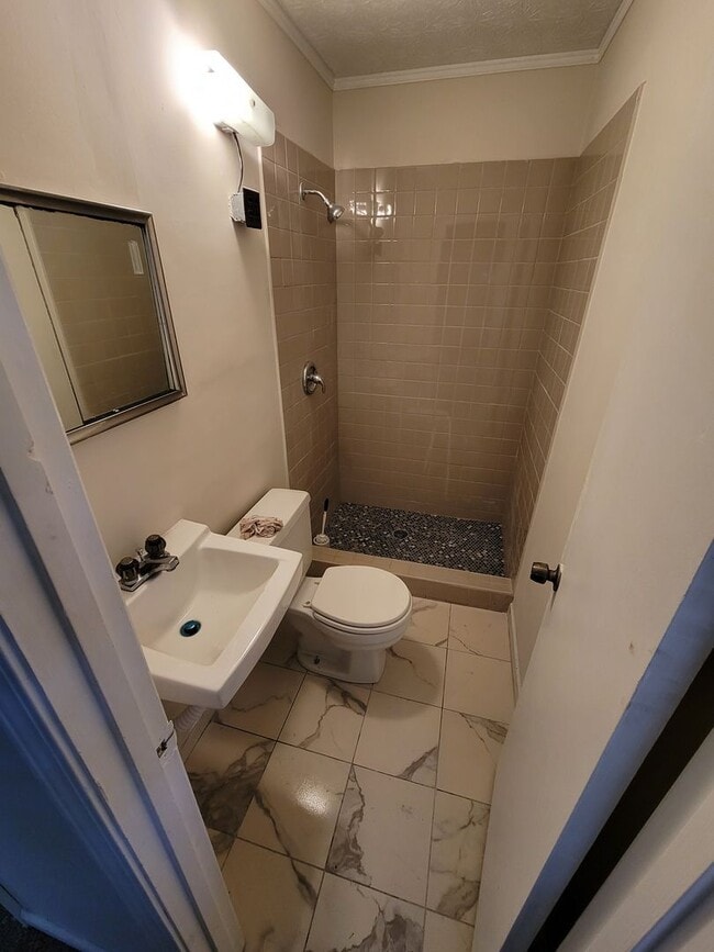 Primary Photo - Large 4 bedroom 2 bath home in a great nei...