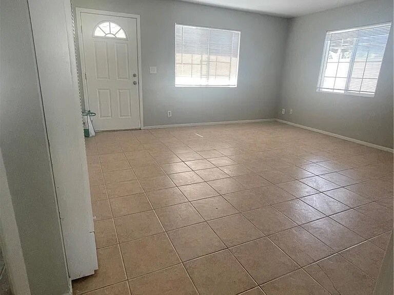 Building Photo - 12758 Russell Ave