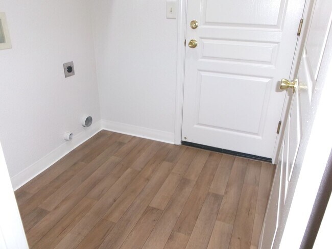 Building Photo - 218 Idlewild Dr