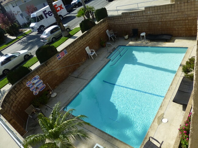 Building Photo - 833 5th St