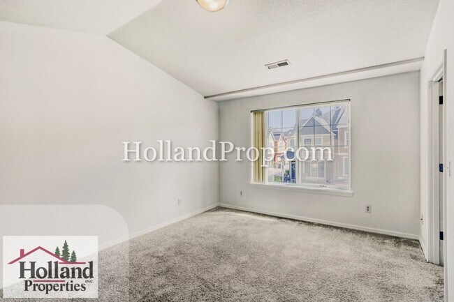 Building Photo - Live in Style: Updated Townhome with Amenities & Ideal Location