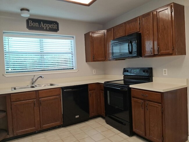 Building Photo - 2502 Livingston Ln