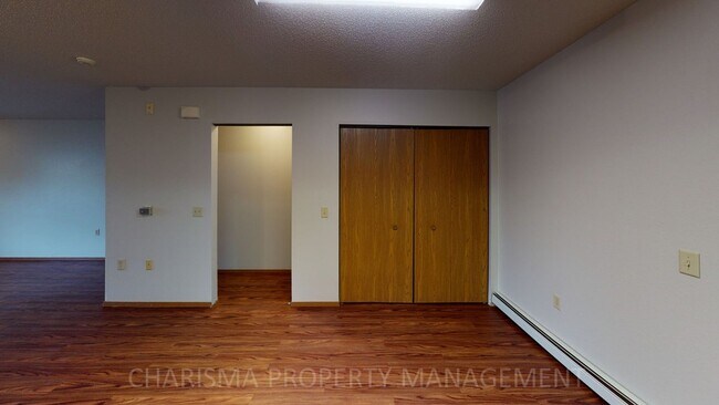 Building Photo - 1 BD, FREE GARAGE, WASHER/DRYER, OUTDOOR P...