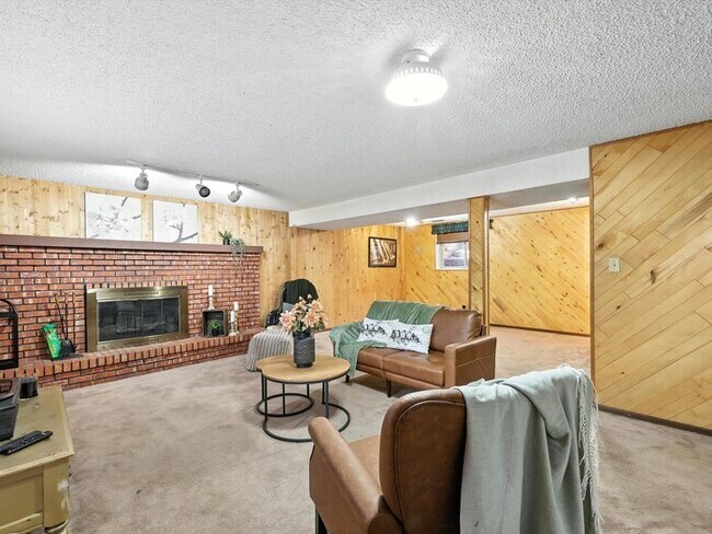 Building Photo - 6180 Garlock Way