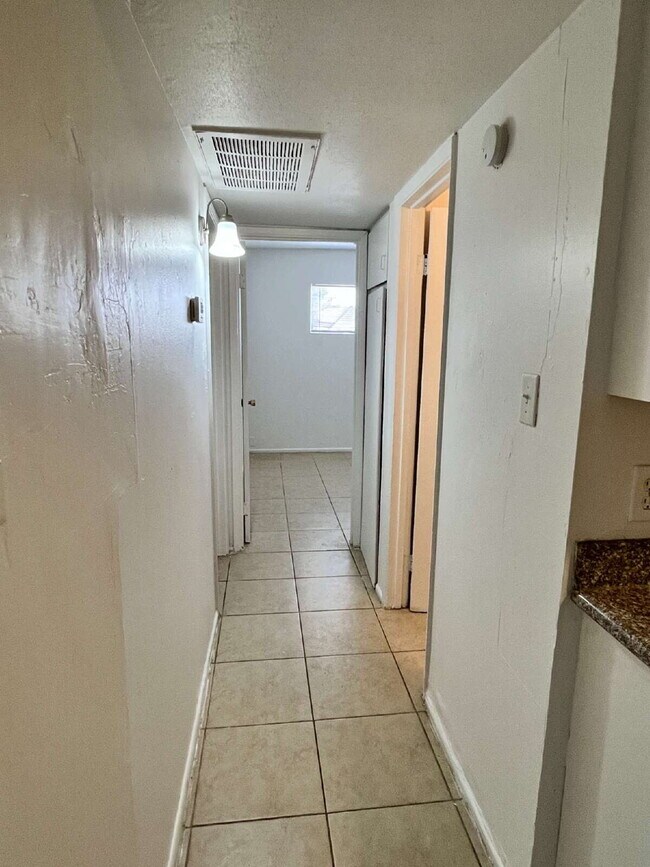 Building Photo - Coming Soon! 2 bedroom in Tempe. - Availab...
