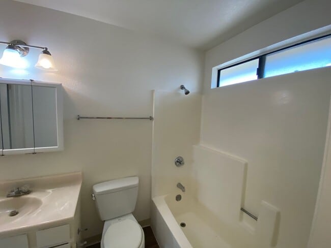 Building Photo - 2 Bed / 1 Bath (South Atascadero)