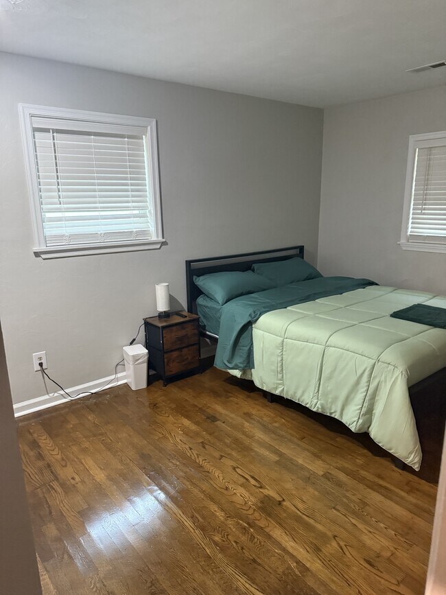 Building Photo - 825 Olive Dr