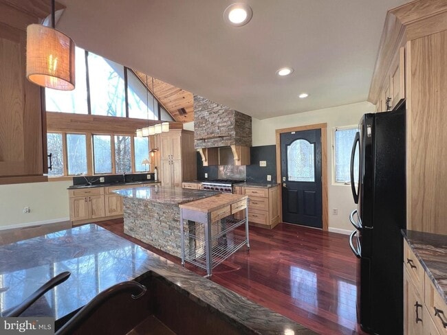 Building Photo - Beautiful 3bd 3bth contemporary A-framed home in the prestigious Eagle's Nest community.