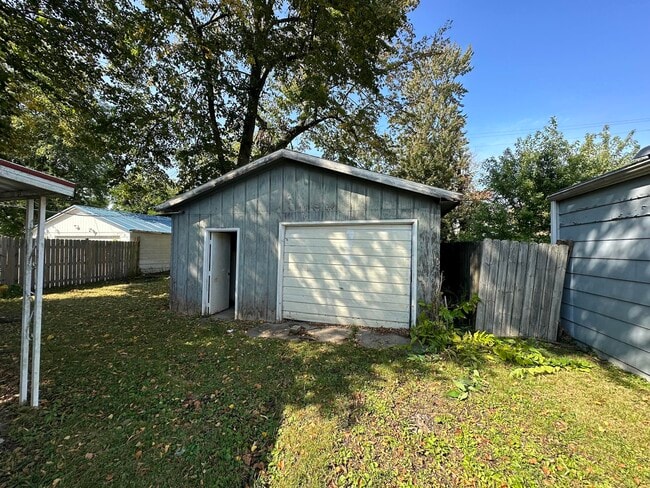 Building Photo - 1018 GIddings-