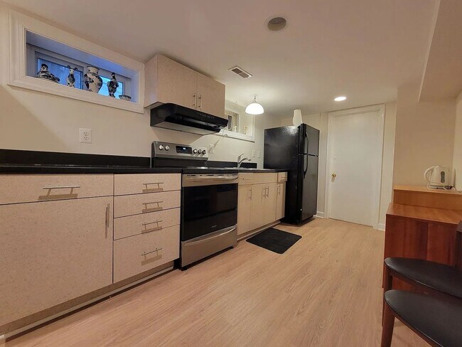 Building Photo - An exceptionally large and well-appointed 1BR 1BA with ALL utilities near Georgetown