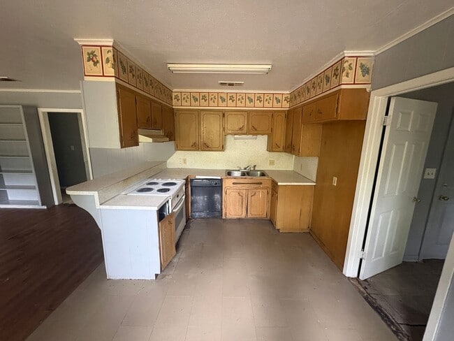 Building Photo - Large 3BR/2BA Home in Southern Hills Rent $1,100 / Deposit $700