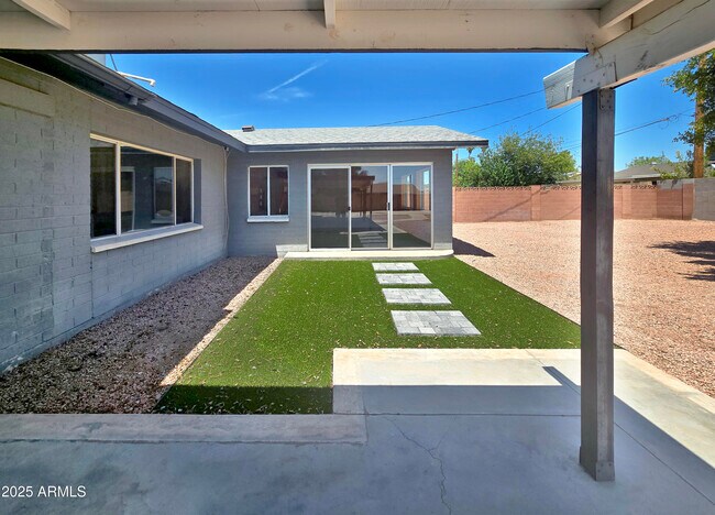 Building Photo - 13121 N 21st Dr