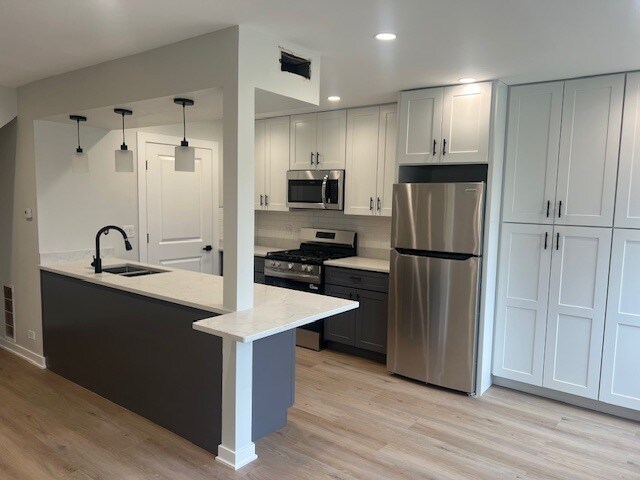 Building Photo - 1085 Cove Dr