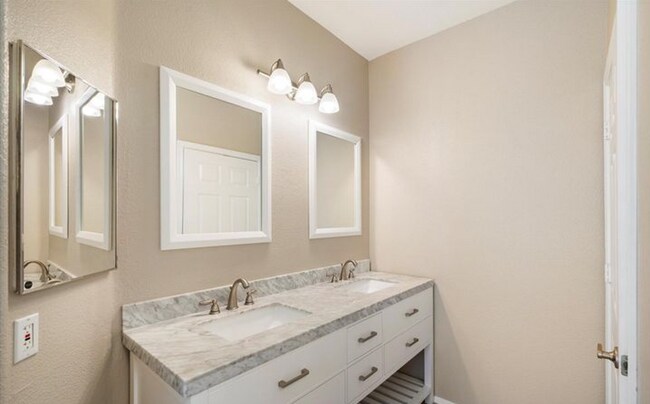 Building Photo - Move Right In! Two Bedrooms - North Scottsdale