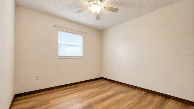 Building Photo - 35025 Raintree Dr