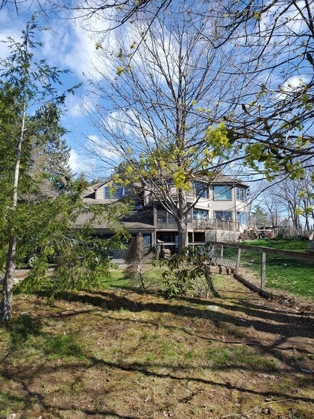 Building Photo - 575 Bay Rd