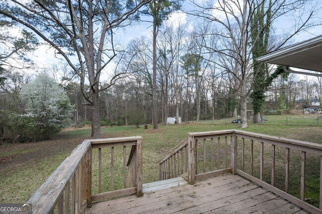 Building Photo - 2058 River Rd