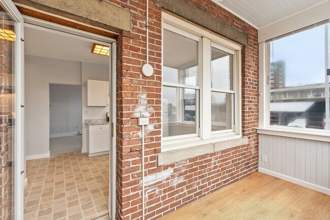 Building Photo - 1298 Cambridge St