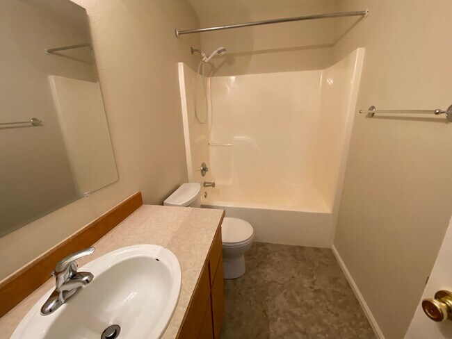 Building Photo - Remodeled 2 Bed 1.5 bath Springfield apartment
