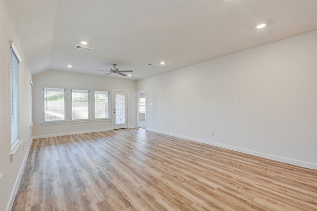 Building Photo - 31119 Myers Hvn Ln