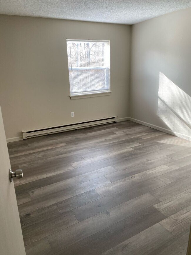 Building Photo - 2 Bedroom Ground Level Apartment in Columbia