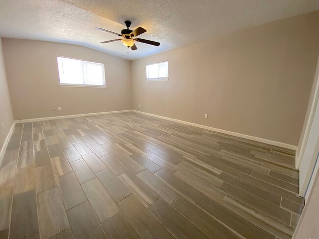Building Photo - Northeast El Paso 3 bed with Refrig A/C