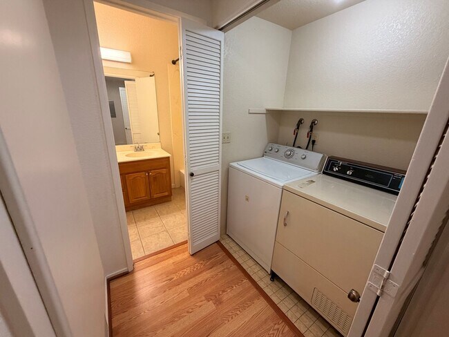 Building Photo - LARGE SECOND FLOOR CONDO UNIT IN FREMONT!