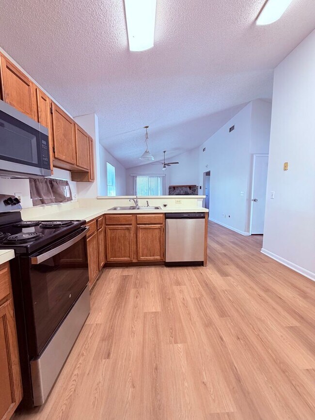 Building Photo - Charming updated & move in ready!