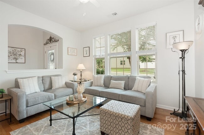 Building Photo - 3021 Honeylocust Ln