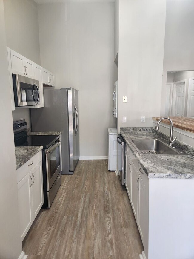 Building Photo - Completely Renovated in 2023 Second Level Condo