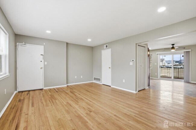 Building Photo - 160 Evergreen Rd