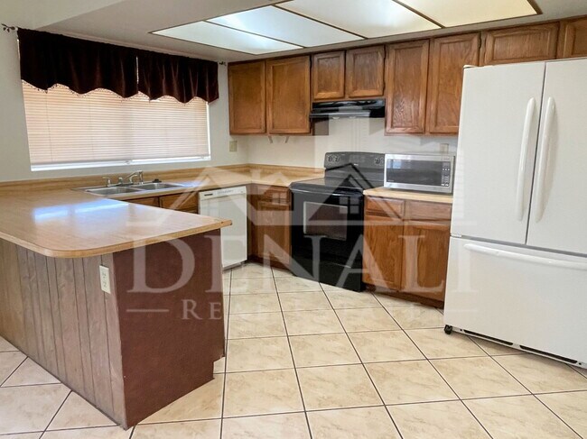 Building Photo - 4746 W Aster Dr