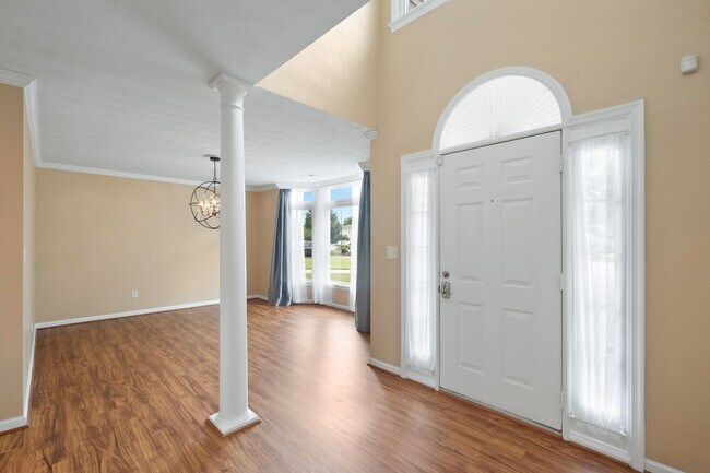 Building Photo - 5 Bedroom, 2.5 Bath Home for Rent in Salem Woods