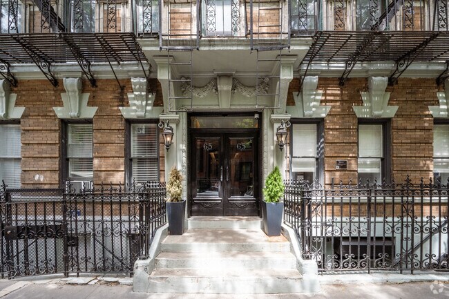 Entrance - 65-67 Bank St