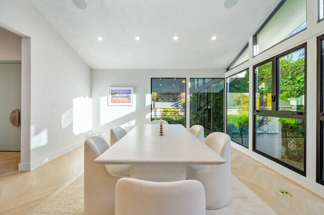 Building Photo - 2221 Bowmont Dr