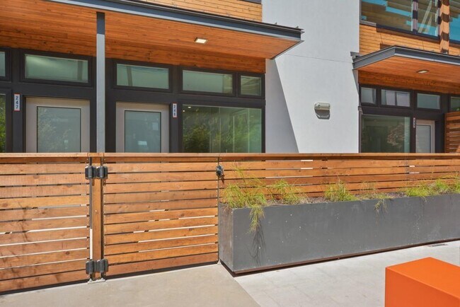 Building Photo - 2002 E 7th St