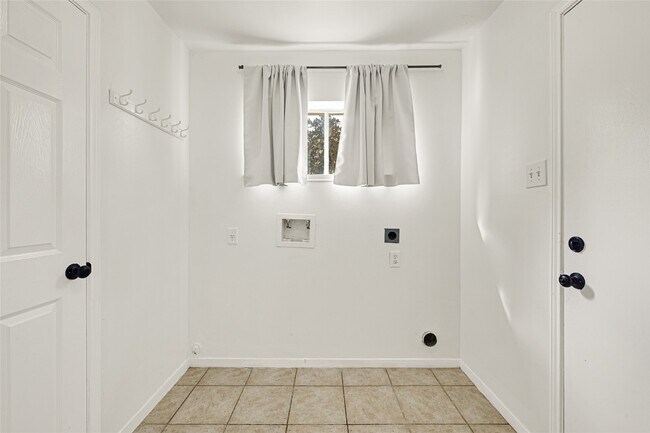 Building Photo - 3401 Pheasant Ln