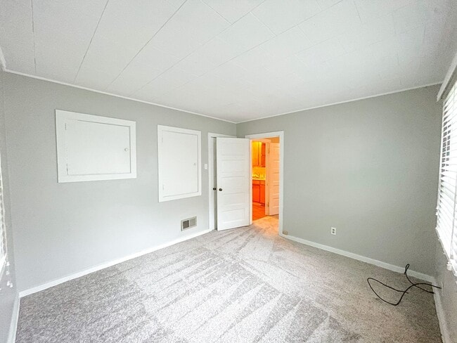 Building Photo - One Plus Bedroom House For Rent!