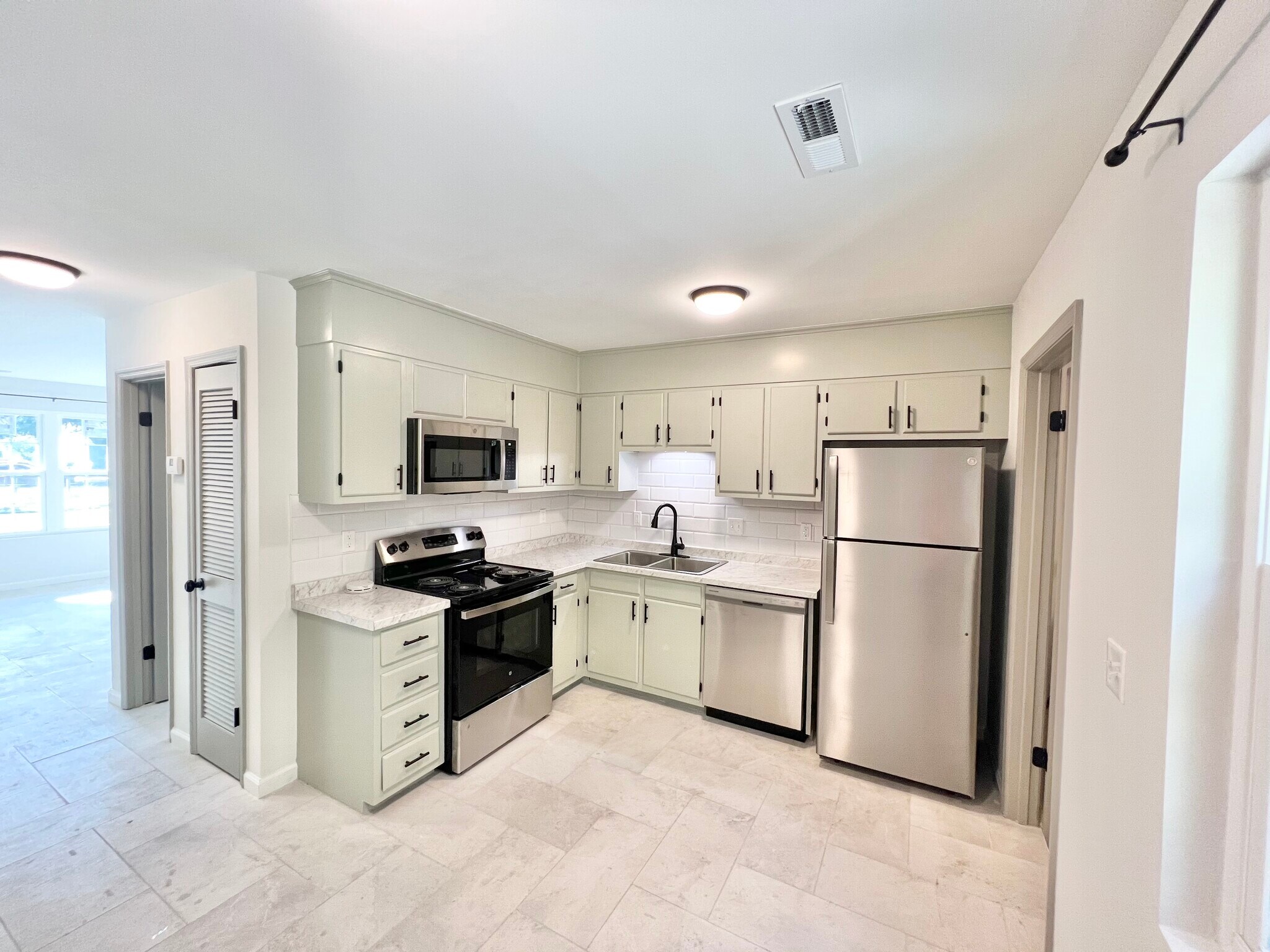 Kitchen - 266 Fleming Rd
