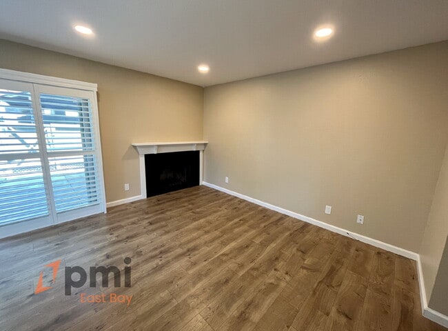 Building Photo - Stylish 2-Bedroom Townhouse in Prime Walnu...