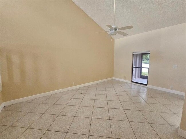 Building Photo - 633 Lake Point N Ln