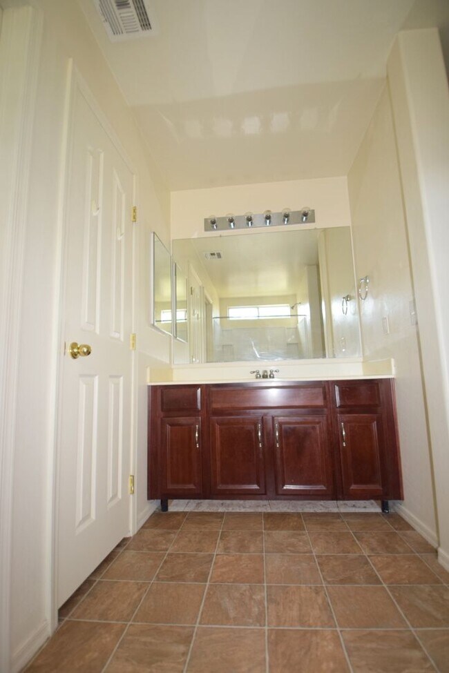 Building Photo - Spacious 3 bedroom 2.5  bath home with a loft