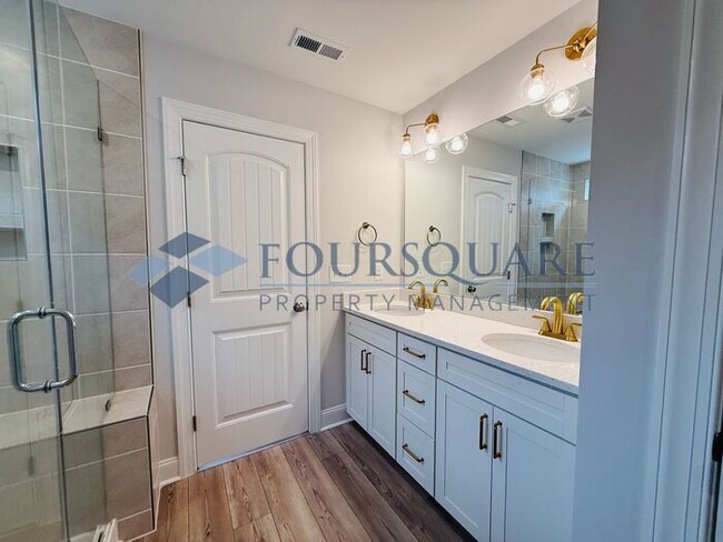 Building Photo - End-Unit Townhome with Fenced Yard, Washer/Dryer included & 2-Car Garage – Comfortable & Convenie...