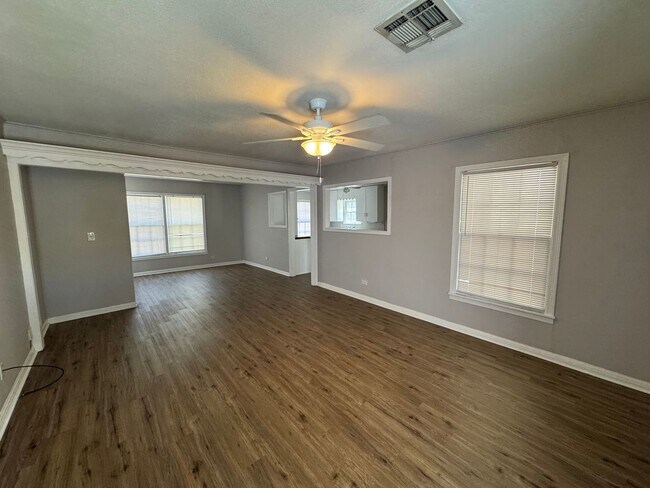 Building Photo - 3515 E Brookview Dr