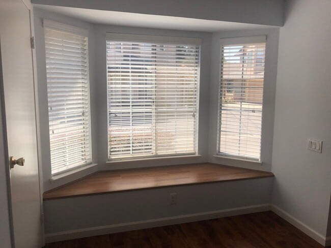 Building Photo - Beautiful 3 bedroom 2 1/2 bath Town-House Coming Soon!