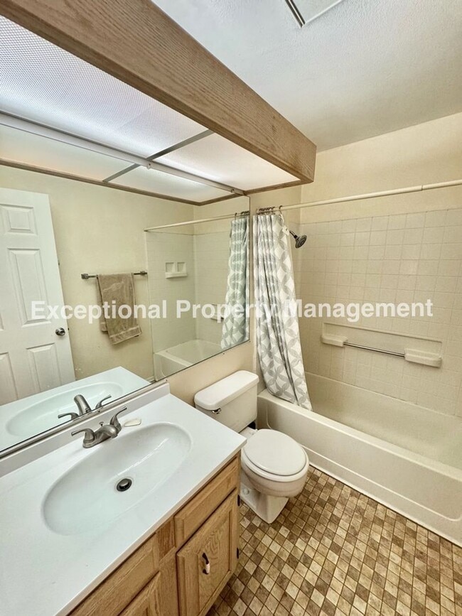 Building Photo - Ready to move in 2 bedroom 2 bath home!