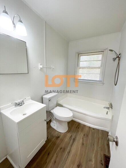 Building Photo - 117 Mayo Dr