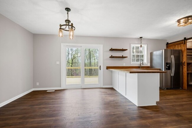 Building Photo - Country Living on 5 Acres