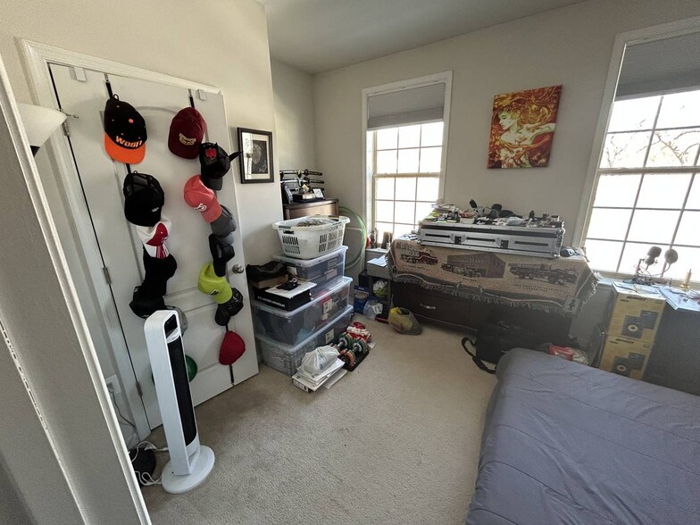 Building Photo - 8203 Hollow Ct