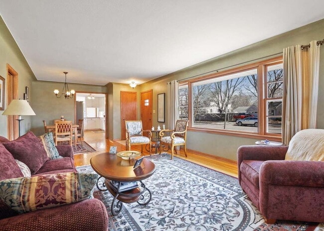 Building Photo - Amazing 4-Bedroom Retreat with 2 Full Baths and 2400 Sq Ft of Space in Minneapolis. 9/1